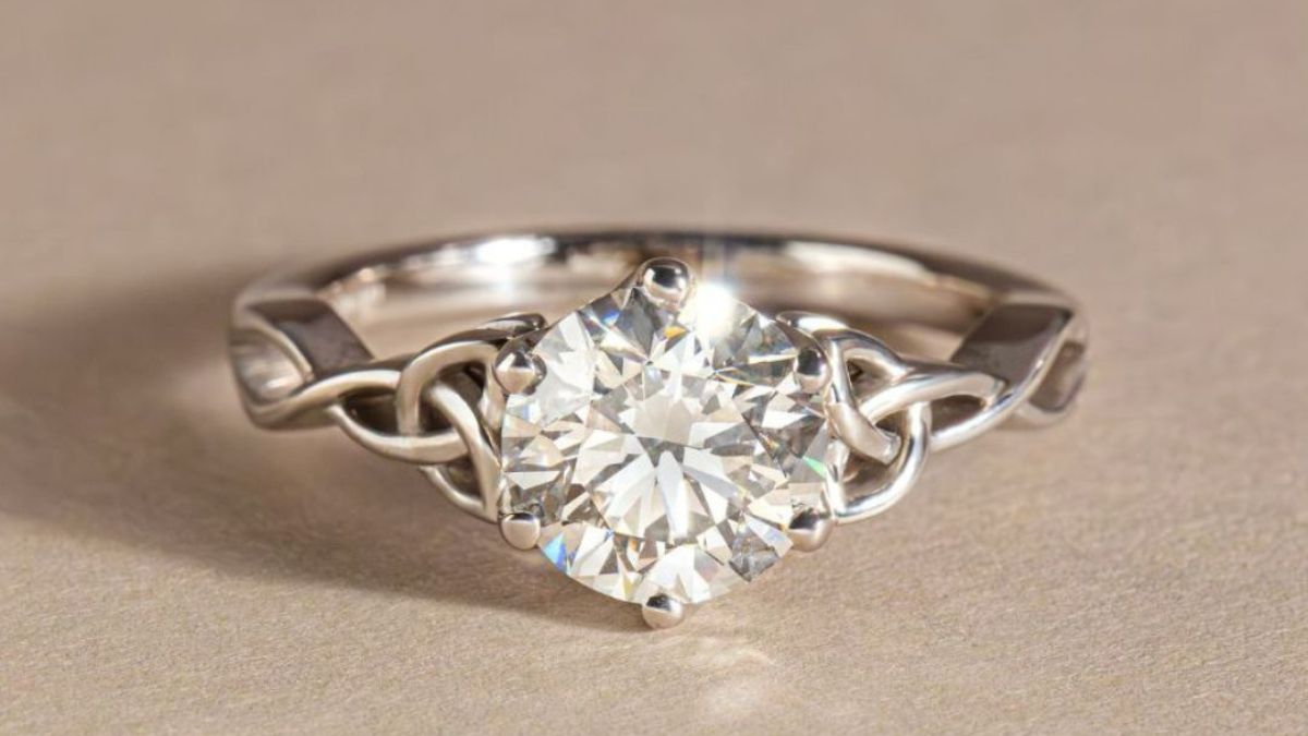 Round Diamond Engagement Ring